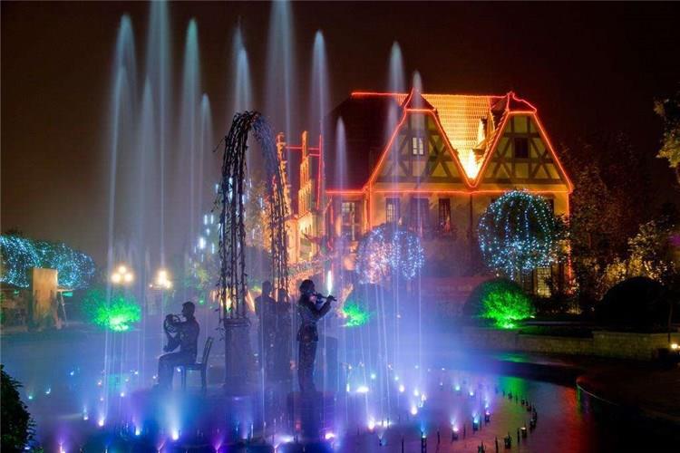 噴泉水景系統應進行聯動調試，在額定工作壓力下，按自動程序連續運行3min，管路系統、噴頭連接處應無滲漏