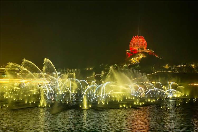 放置在地下，表面飾以光滑美麗的石材，可鋪設成各種圖案和造型，當音樂響起時，水花從地下噴涌而出，在彩燈照射下，地面尤如五顏六色的鏡面