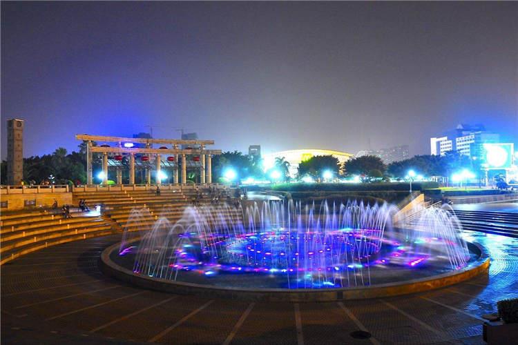 音樂噴泉的程控噴泉是按照預先編寫好的程序運動動作，多個程序隨機執行，反應快，靈敏度高