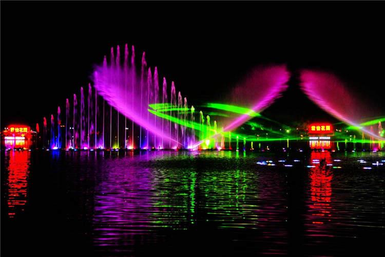 水幕激光表演系統是將激光器發出的激光束射在水幕噴頭噴出的水膜上，激光束由激光控制系統編程控制，可發出多種多樣的圖案及色彩