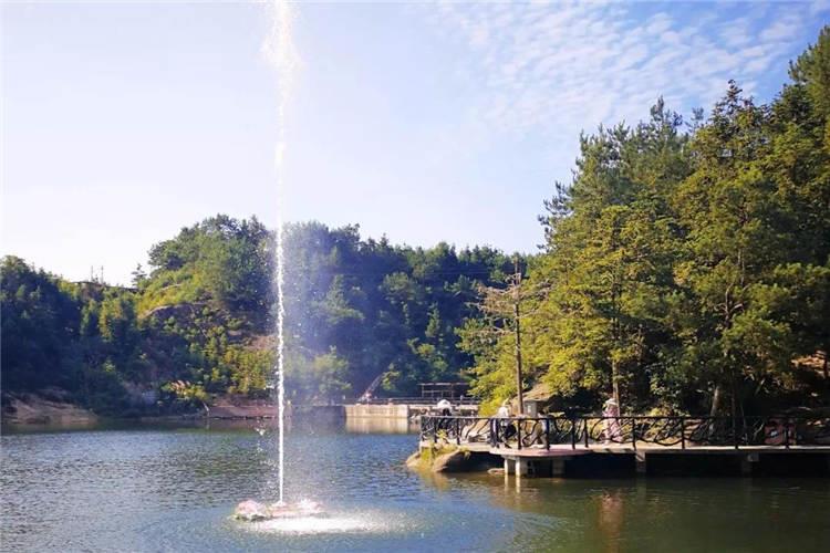 在庭院的軸線焦點、端點或花壇群中，也可以根據環境特點，作一些聲控噴泉小景