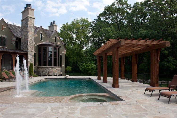 流動的水是比較吉利，在這點上，庭院小噴泉就比人工湖泊更能給人來帶吉利與運氣