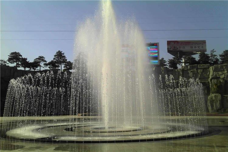 公園噴泉的水源，往往是雨水或經過處理的污水