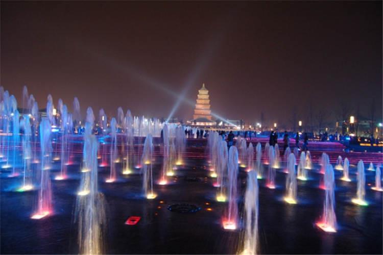 矩陣噴泉的水形著重考慮了水型的靜動結合，開啟電腦程序控制器，排心曠神怡的水景就展現在游客的眼前