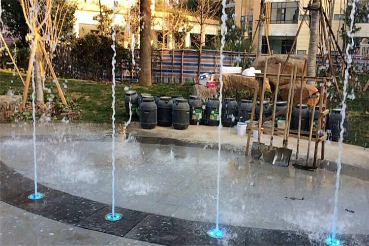 對擬建的旱地噴泉水池進行測量放線，然后進行土方開挖