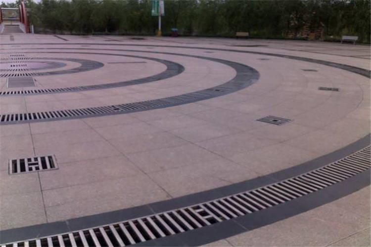 旱地噴泉底板及水池池壁應一次連續澆完，不留施工縫