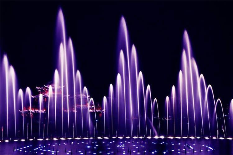 大型音樂噴泉預編控制方式：是根據某一首樂曲的情感與意境，人工編制各種水型、動作、燈光、水泵的開啟和關閉