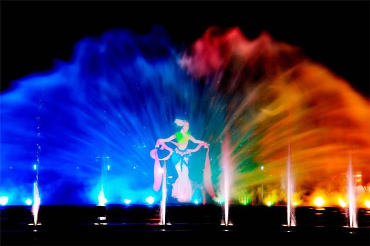 水幕電影噴泉電器設備的維護檢修應在切斷電源的條件下進行，如特殊情況需要帶電作業時，應做好安全防護措施，重要部位要設專人監護