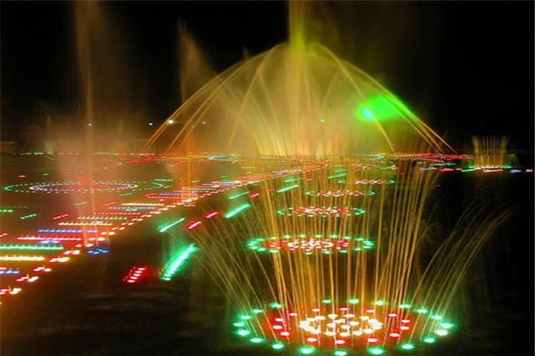 水幕電影噴泉備用設備要定期啟動運行（使用頻率高的每天一換，使用頻率低的一次一換），防止設備性能減退