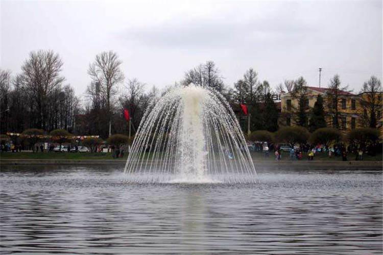 位置一般多設在庭院的軸線焦點、端點或花壇群中，也可以根據環境特點，作一些漂浮噴泉小景