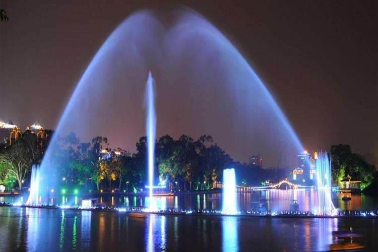 根據漂浮噴泉所在地的空間尺度來確定噴水的形式、規模及噴水池的比例大小