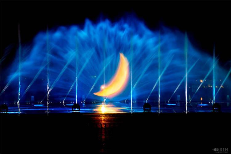 在湖邊看，在附近的高樓看，在遠處或航拍等，總之看水幕電影，你總有免費的方法