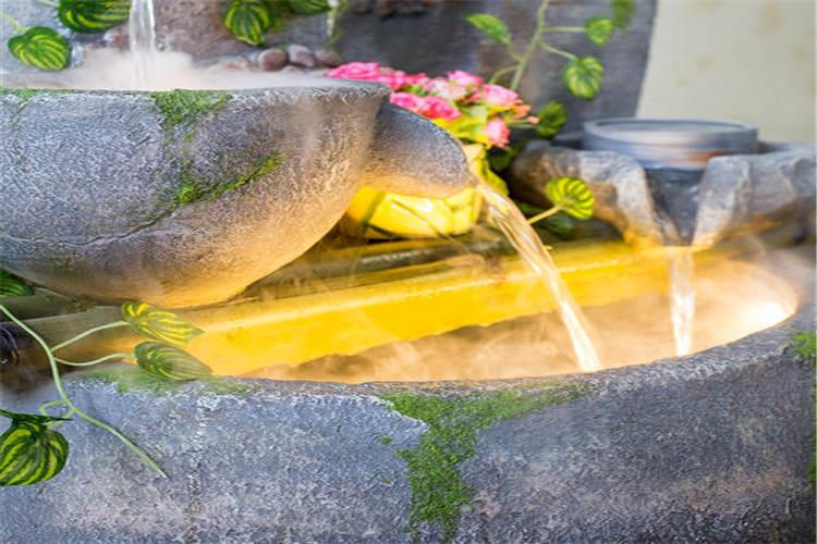 流水噴泉可以讓木質家具不變形，因為它是純物理現象，利用自然水的循環，剛刷墻面也不會開裂