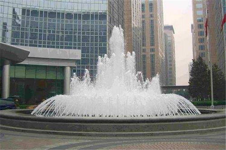 在景觀噴泉維修工作中常見的問題主要是噴泉泵使用時長時間浸泡在水中，致使主電纜表面老化開裂