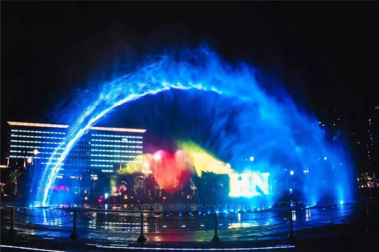 一些水幕噴泉的壓強很大，當噴泉突然開啟或是加壓的瞬間，噴射的水柱打擊力甚至可增加到十幾倍