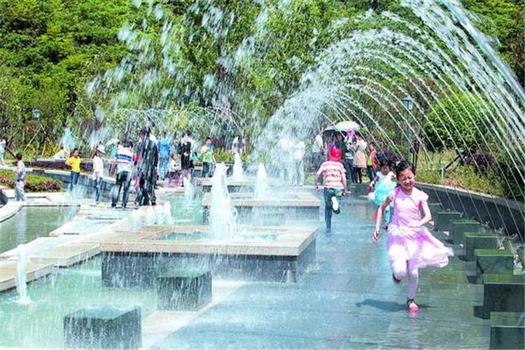 公園噴泉水景造型豐富，可觀性強。噴泉可形成壯觀的聲效景觀，配合音樂更為動聽