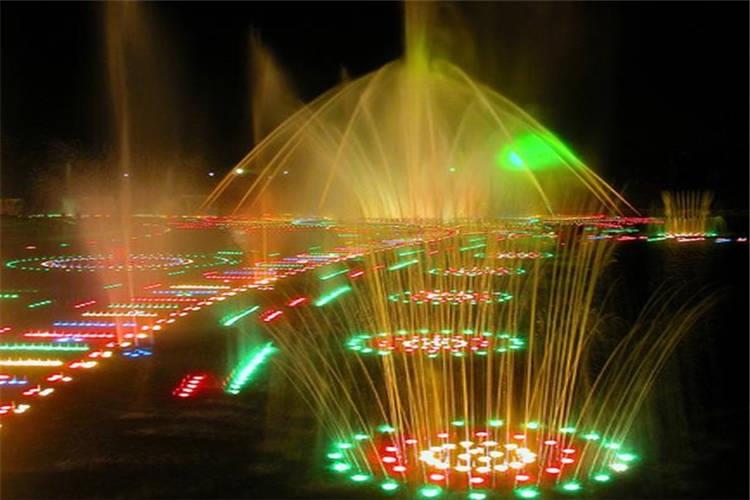 水幕電影噴泉應該是風起的地方少在戶外或在夜間，在風不大的地方