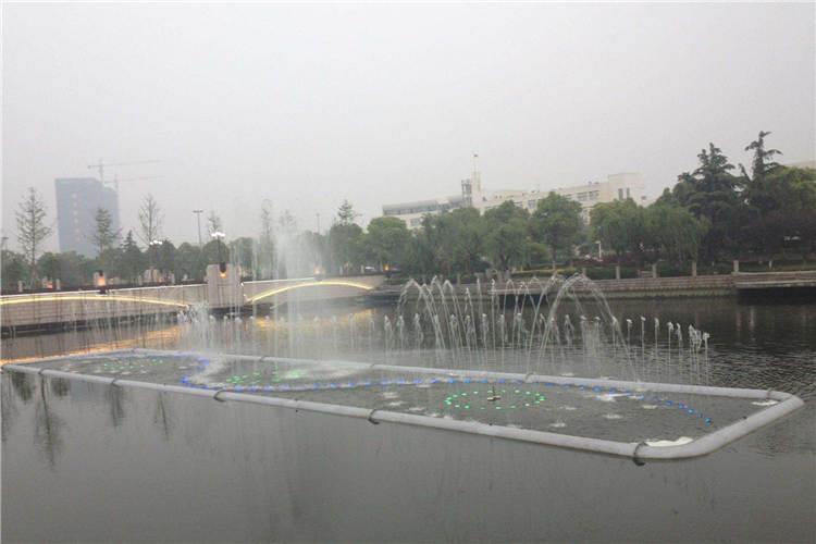 漂浮噴泉時（音控/程控）開關打在“音控”位置，（程控/手控）開關打在“程控”位置