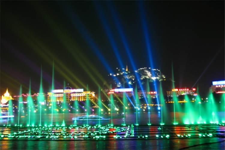 燈光安裝：水上音樂噴泉燈具定位，制作安裝燈卡子，固定燈具