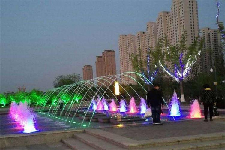 不要把趣味噴泉布置在建筑之間的風口風道上，而應當安置在避風的環境中