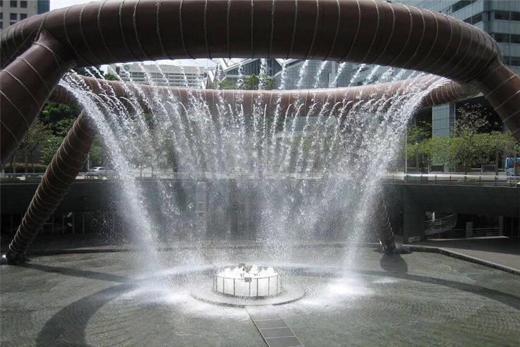 要根據趣味噴泉所在地的空間尺度來確定噴水的形式、規模及噴水池的比例大小