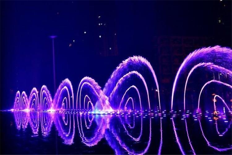 大型音樂噴泉原是一種自然景觀，現代建筑裝飾性噴泉已成為由電腦控制水、光、音、色而成的藝術