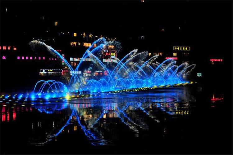 大型音樂噴泉機能更加科技化，如時控噴、彩色聲控噴、可移動式噴泉、微電腦控制的大型音樂噴泉