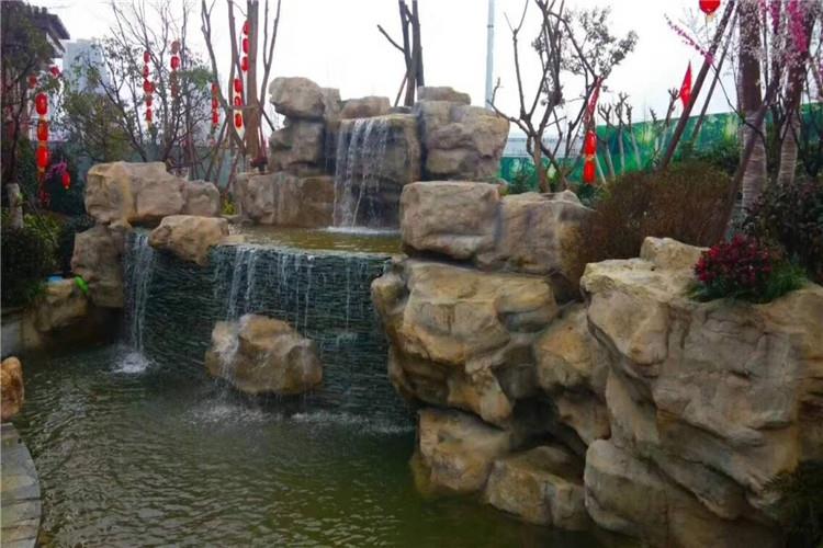 不宜設置過高的噴泉、過大的流量、過高的壓力；在人流密集活動的區域，旱噴設計中不宜采用高噴泉