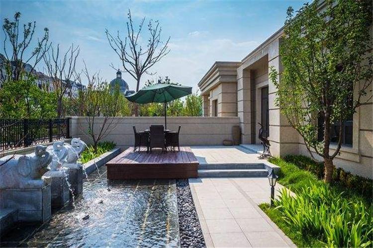 噴泉水景設計要有層次和變化，產生豐富多彩的視覺效果。環境設計需要點、線、面