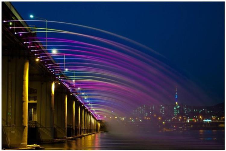 矩陣噴泉作為設計產品中的一種復雜項目，其不單單是要設計噴泉的噴水形狀和音樂背景