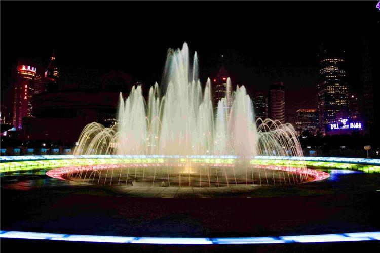 業主根據設計圖紙及規范要求進行現場巡檢和不定期的抽檢，以便及時地發現跑動噴泉施工中的問題