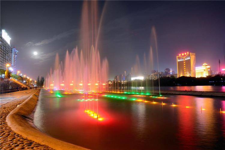 音樂噴泉夜間施工時，注意不要大聲喧嘩、吹口哨等，搬運材料設備等注意輕拿輕放