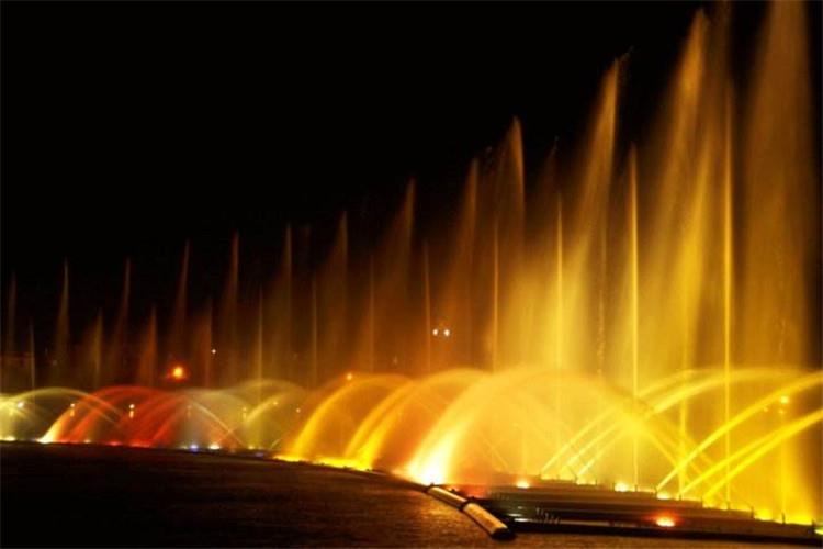 工人進駐音樂噴泉施工現場后，項目部將對每個工人進行不擾民教育，并制定一系列的相應制度及懲罰措施