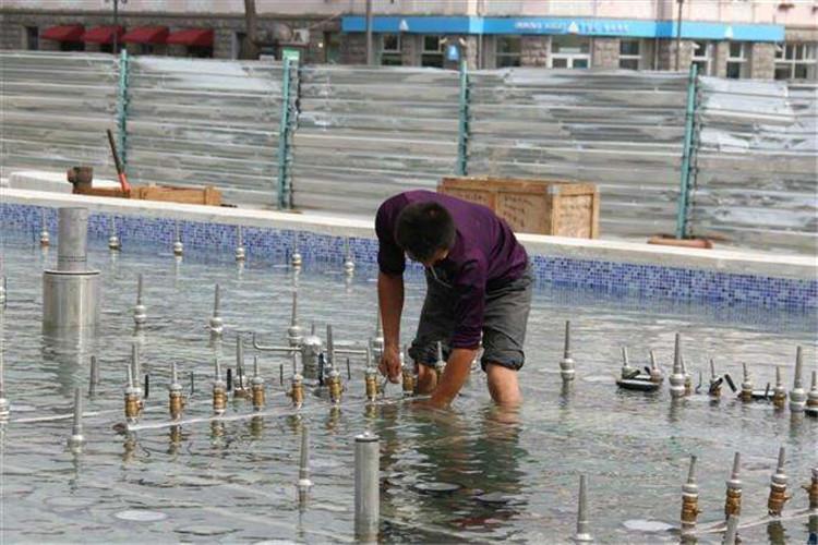 在河湖里的噴泉施工時，要將浮排設備整體降到冰面以下，以防被凍裂