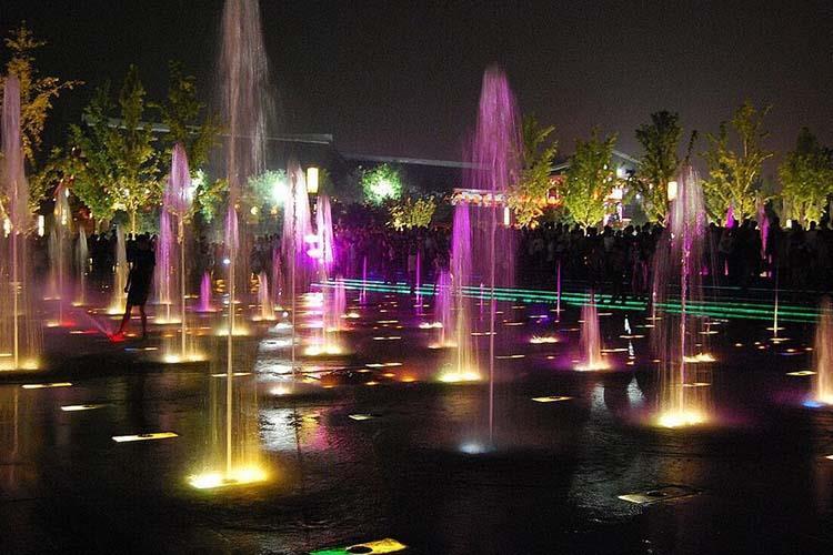 很多噴泉施工工程在建設的時候會選用潛水泵來提升水利，潛水泵不需要泵房