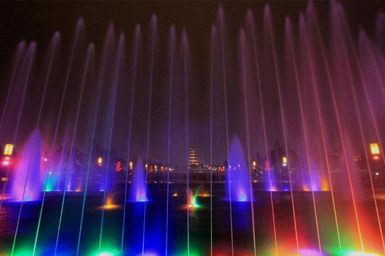 小音樂噴泉設計中噴頭選擇應以小口徑為主，尤其是噴頭以線、面分布時