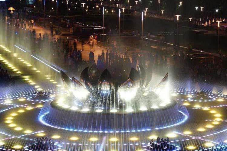 音樂噴泉設計系統采用了傳統的自相關基頻檢測算法，它是一種基于時域分析理論的算法，具有簡單、計算量小等優點